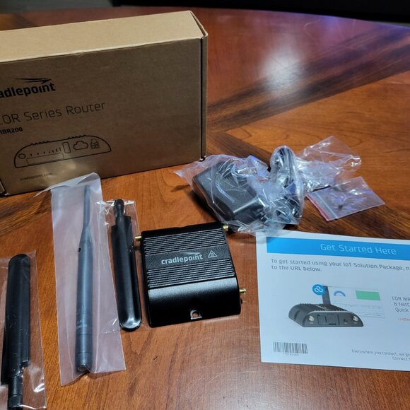 ✨Host Pick✨New Cradlepoint Wifi Router - Picture 2 of 5